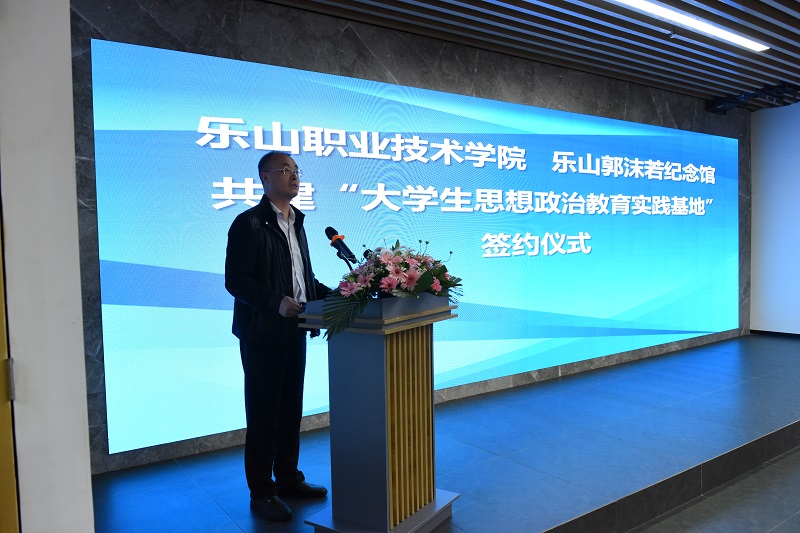 3、讲话.JPG 3、讲话.JPG