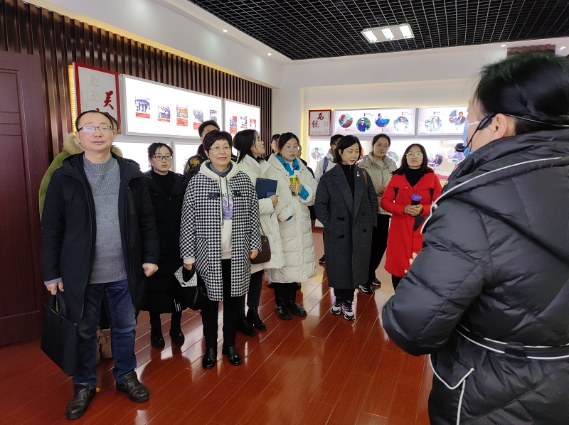 4 参观校史馆.jpg