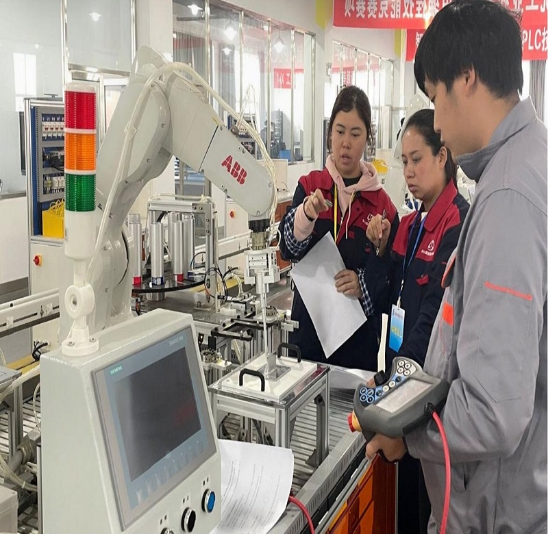 机器人.jpg 机器人.jpg